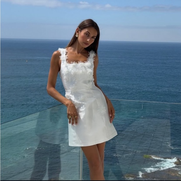 Elliatt Dresses & Skirts - Elliatt Elder Dress White Mini